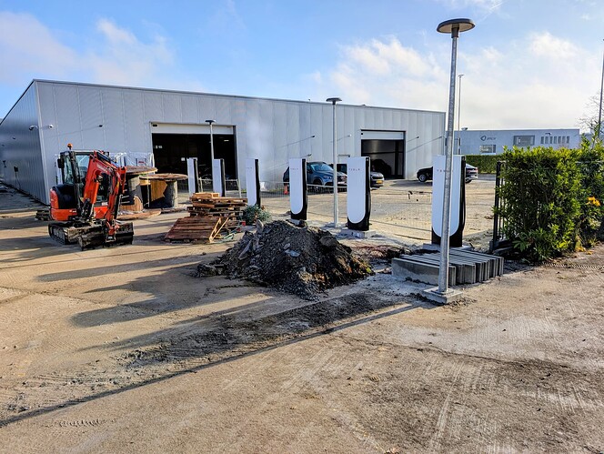 The closure is still missing on the shortest side. Will these six stalls open later?