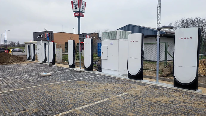 2025-12-15-tesla-supercharger-siofok
